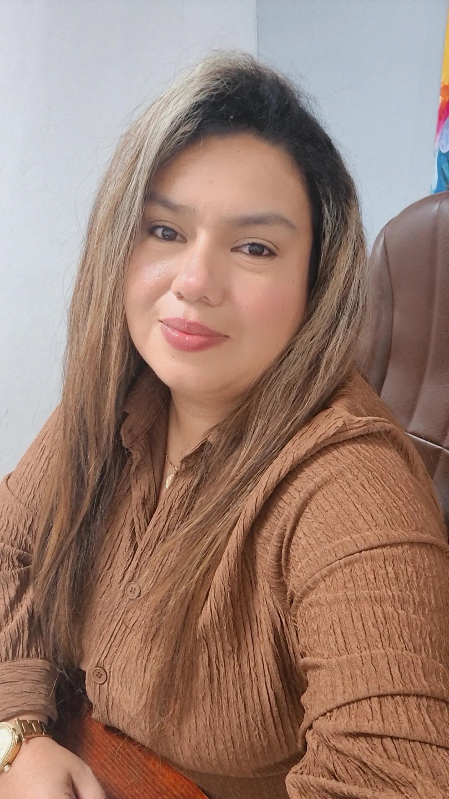 Licda. Idalia Arcia en su escritorio revisando un expediente