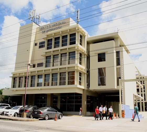 Vista de la ciudad de Panamá y bandera panameña
